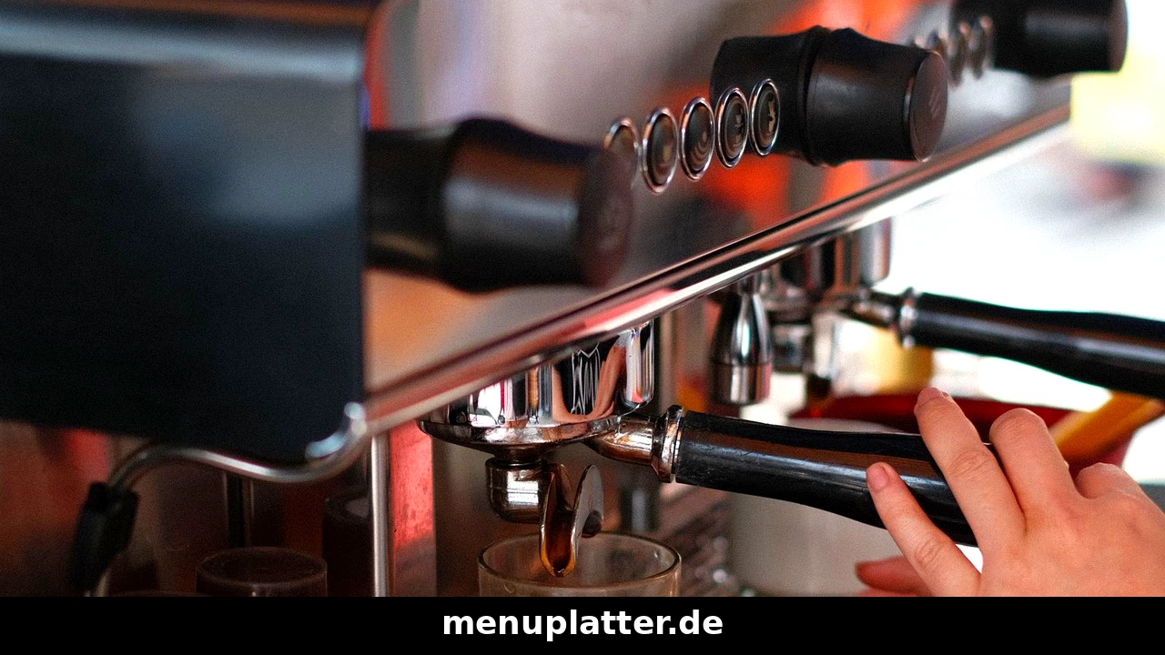 Balzac Coffee Preise mit frisch gebrühtem Espresso, der an der Siebträgermaschine in ein Glas läuft