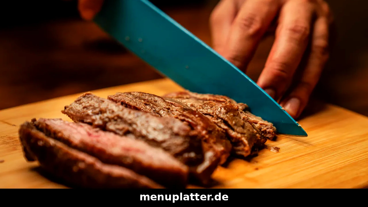 Block House Speisekarte Preise mit Steak, das auf einem Holzbrett in Scheiben geschnitten wird