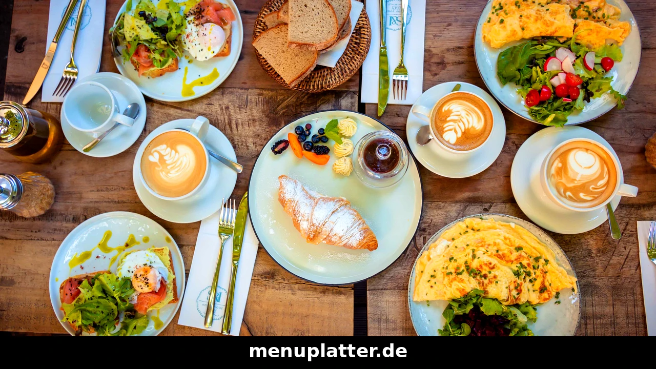 Brunch Preise Dresden mit einem Brunch-Tisch mit Rührei, Gebäck und Kaffee
