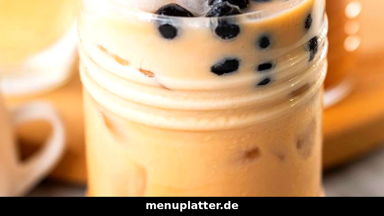 Bubble Tea Preise Deutschland mit eisgekühltem Milchtee, schwarzen Tapioka-Perlen und Glasstrohhalm aus der Nähe