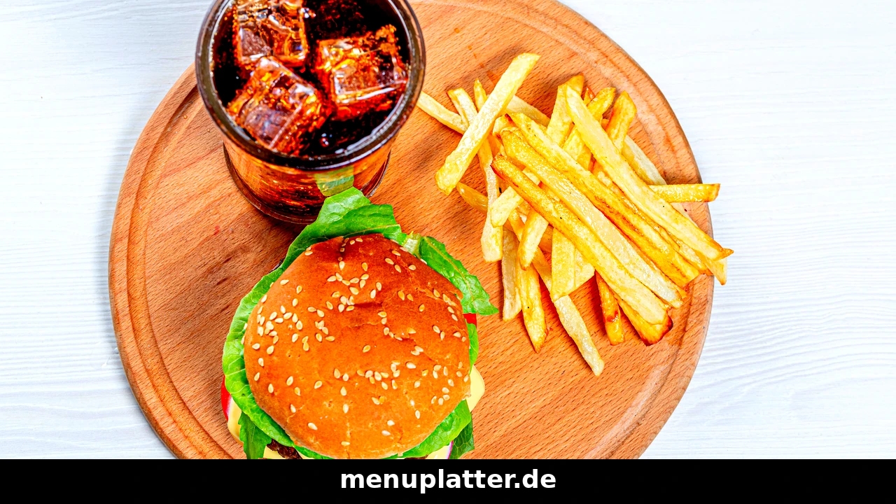 Burger King Speisekarte PDF mit Whopper, Gutschein-Blatt und Pommes auf einem Restauranttisch