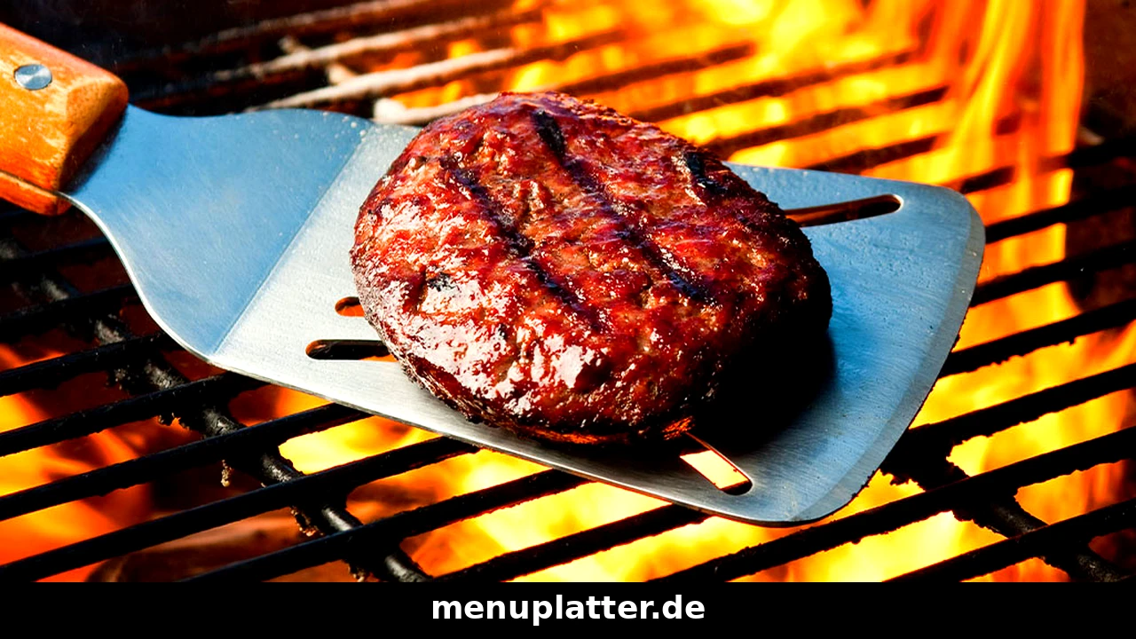 Burger King Speisekarte PDF mit saftigem Rindfleisch-Patty auf dem Flammengrill, frisch auf dem Pfannenwender