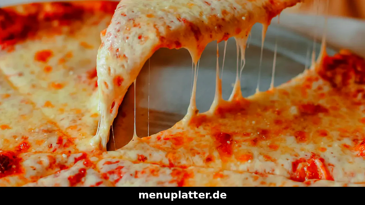 Call a Pizza Speisekarte Preise mit angehobenem Käsepizza-Stück und langen, ziehenden Mozzarella-Fäden