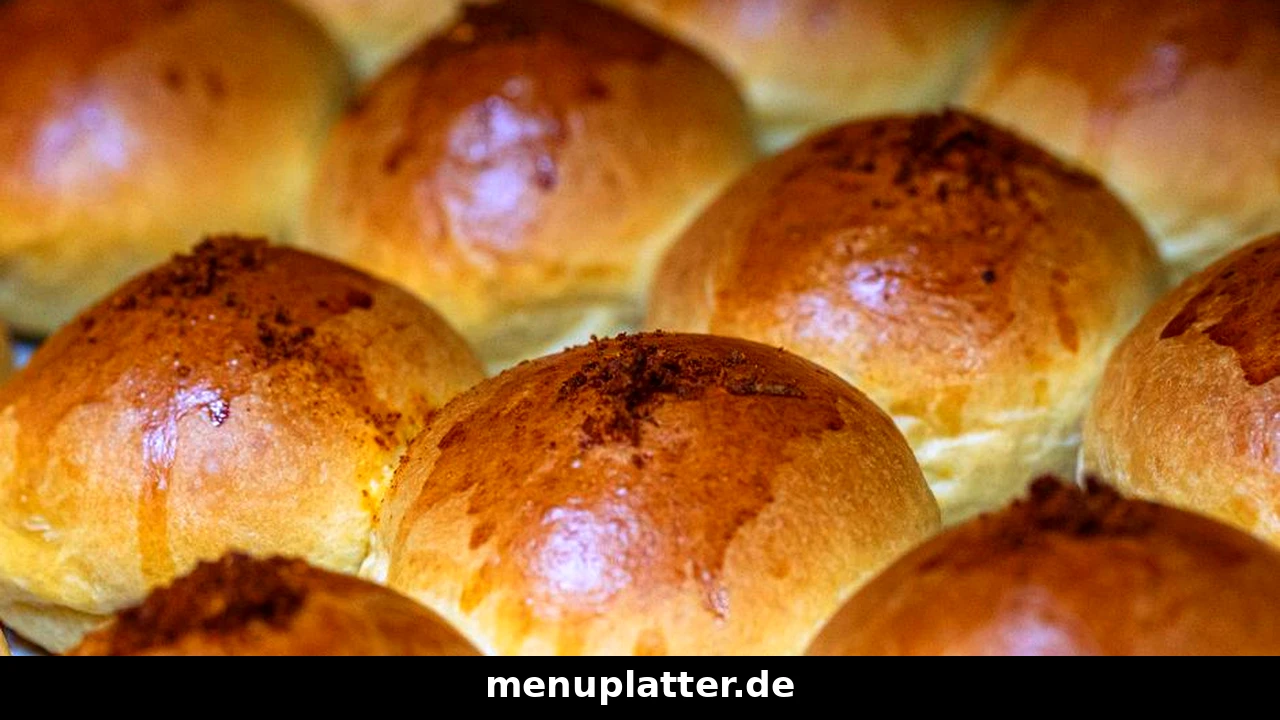 Der Beck Frühstück Preise mit glänzenden, weichen Brötchen in Reihen in einer Nahaufnahme aus der Backstube