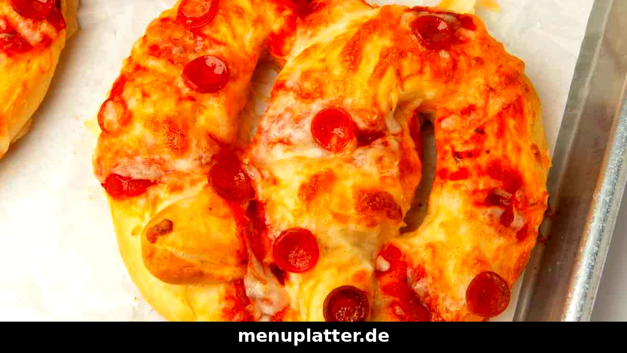 Ditsch Preise mit Pizza-Brezel, geschmolzenem Käse und Mini-Salami auf Backpapier in Nahaufnahme