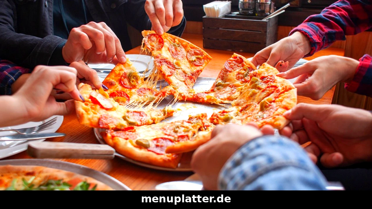 Domino's Preise Dresden mit mehreren Händen, die sich Stücke von einer gemeinsamen Pizza nehmen