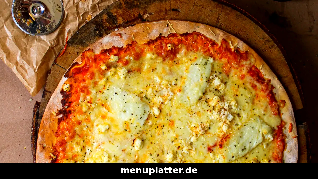 Domino's Gutscheine mit knuspriger Käsepizza auf einem runden Holzbrett, daneben ein Pizzaroller