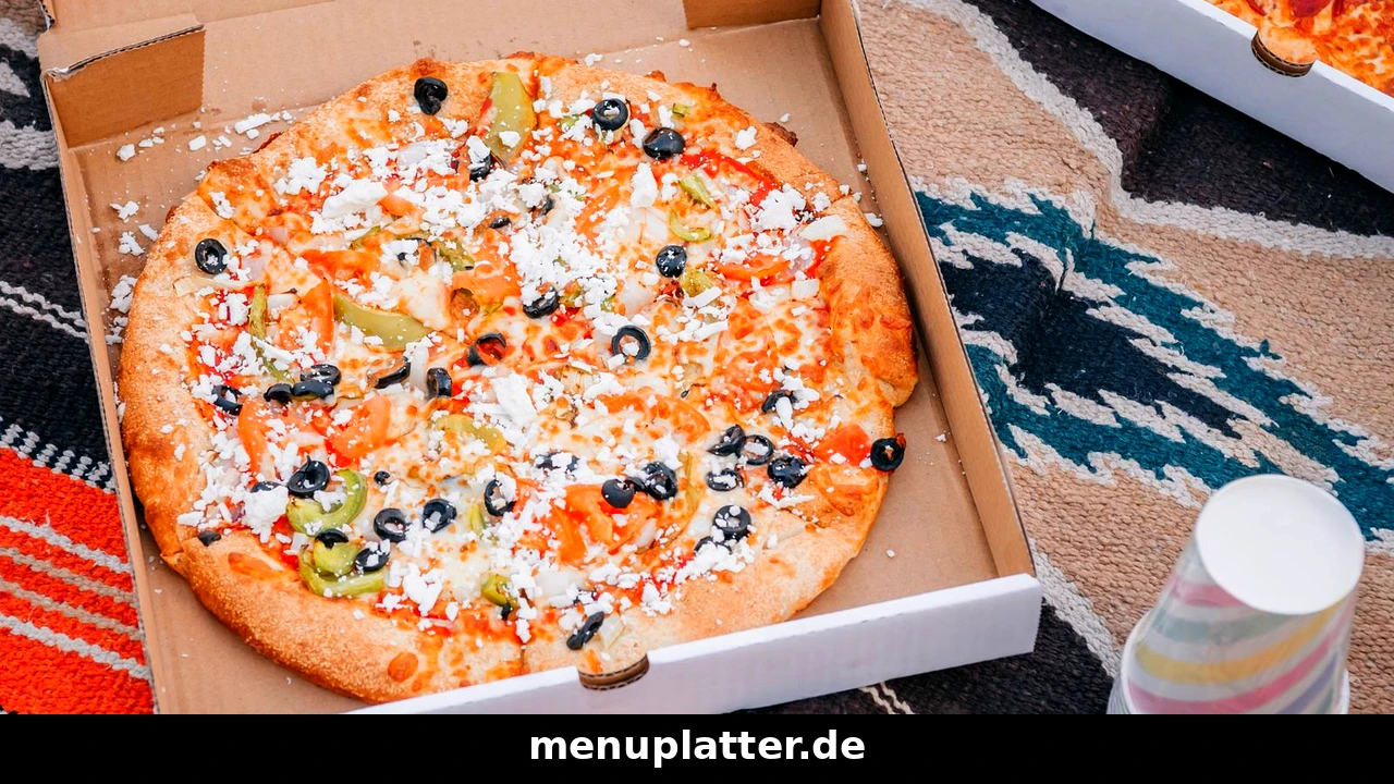 Domino's Preise Köln mit Pizza, Pasta und Chicken Wings auf einem Tisch