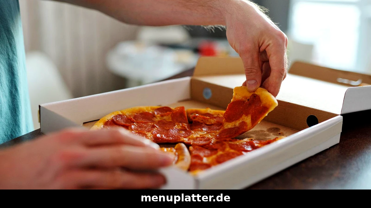 Domino's Preise Leipzig mit Pizza, Pasta und Chicken Wings auf einem Tisch