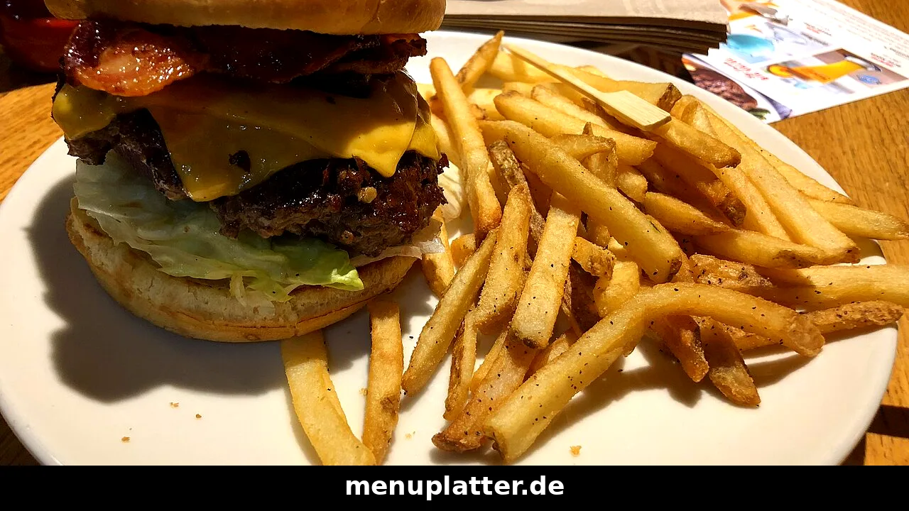 Five Guys Preise Berlin mit Bacon Cheeseburger, Pommes frites und Milchshake auf einem Tablett in Berlin