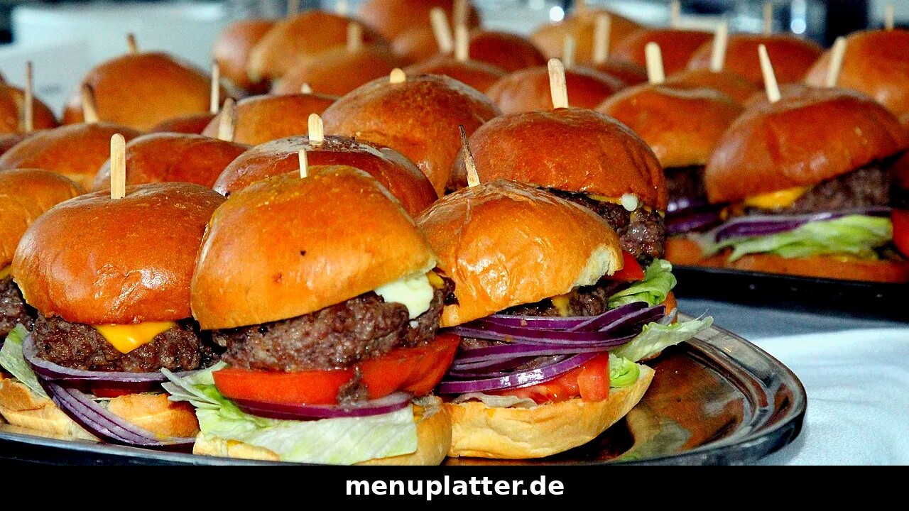 Five Guys Preise München mit Burger-Auswahl, Pommes frites und Milchshakes auf einem grossen Tablett