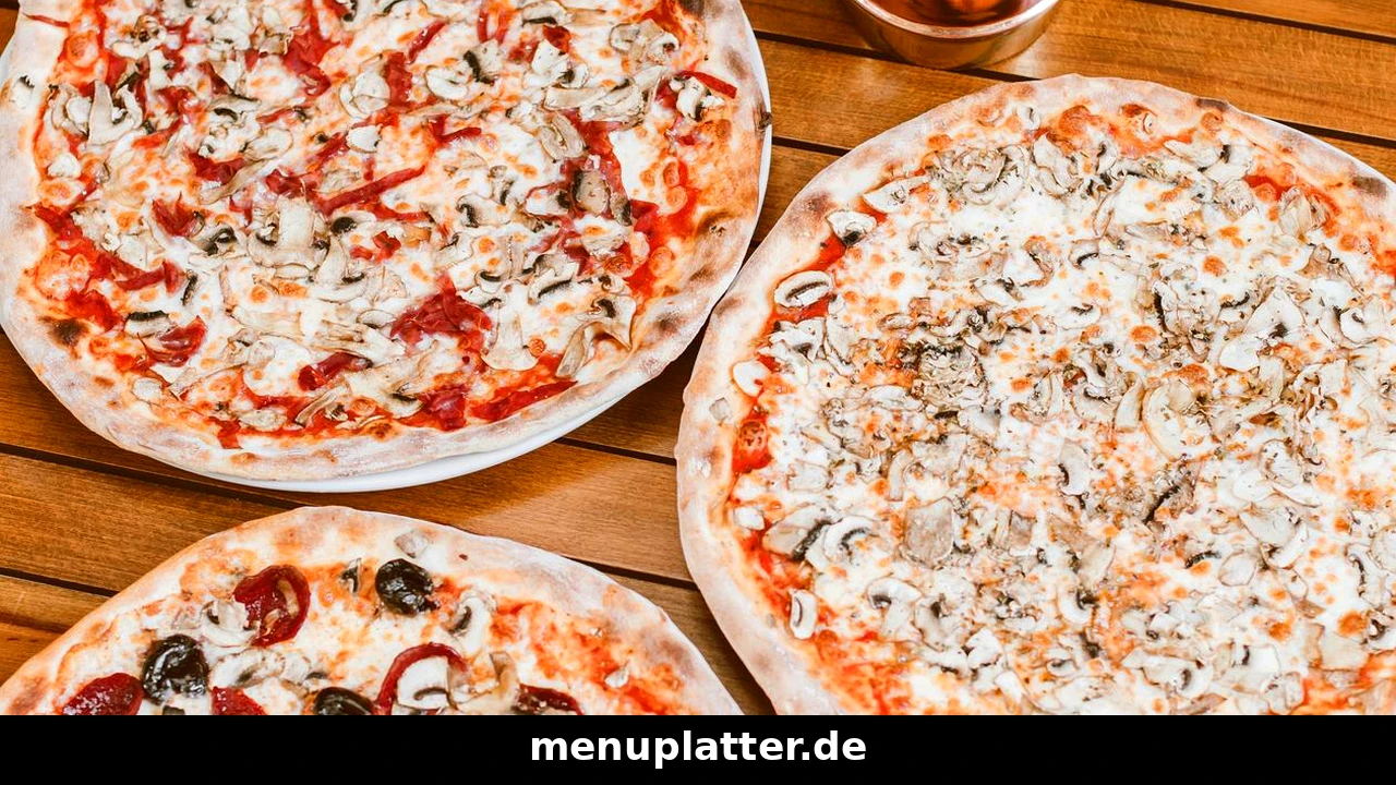 Freddy Fresh Speisekarte Preise mit drei frischen Pizzen mit Champignons und Salami auf Holztisch