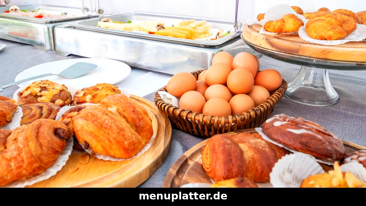 Frühstück Preise Dresden mit einem Frühstücksbuffet mit Eiern und Gebäck
