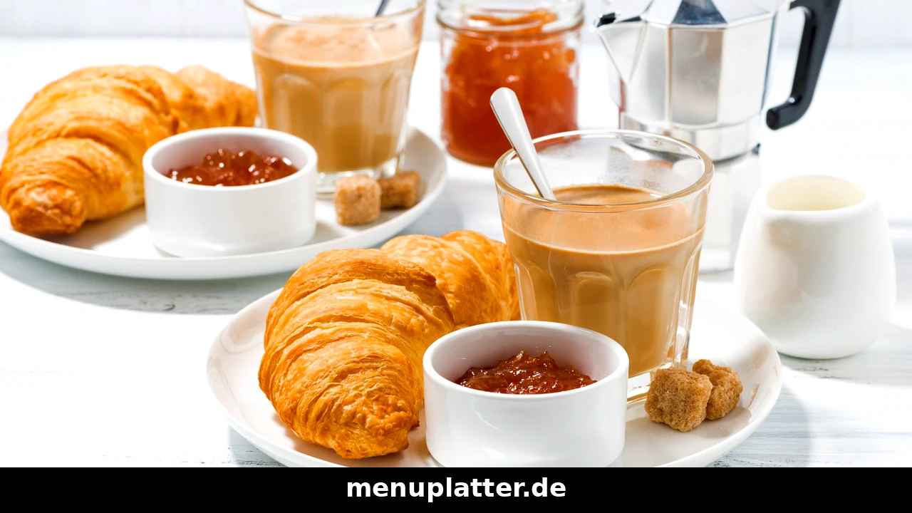 Frühstück Preise Freiburg mit einem Frühstückstisch mit Croissant, Marmelade und Kaffee