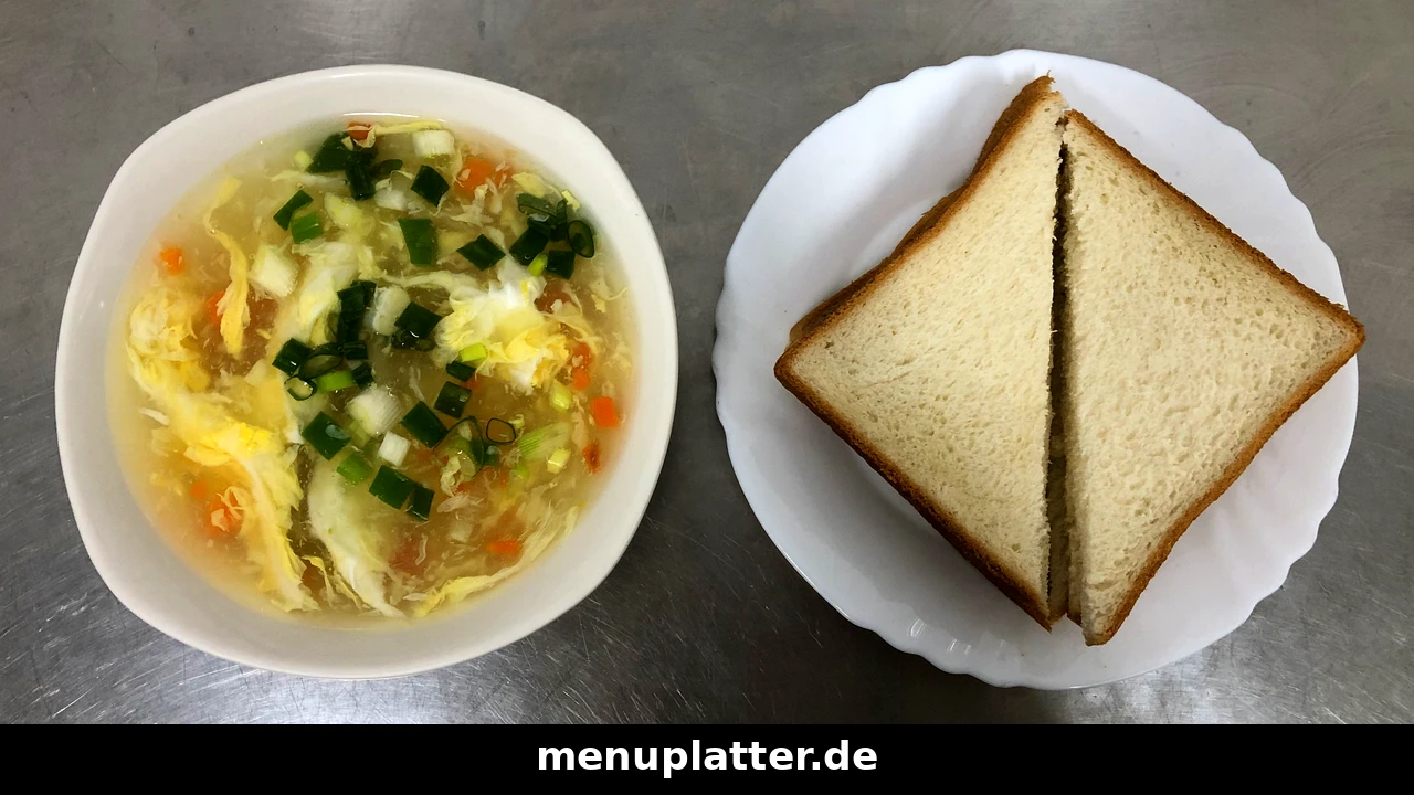 Günstig essen Osnabrück mit einer Schüssel heißer Suppe mit Brot