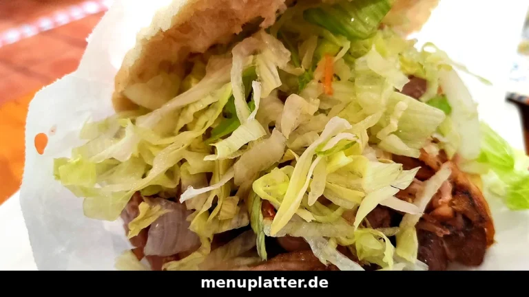 Haus des Döners Preise Bochum mit Döner Kebab, Fleisch und Salat im Fladenbrot aus der Nähe
