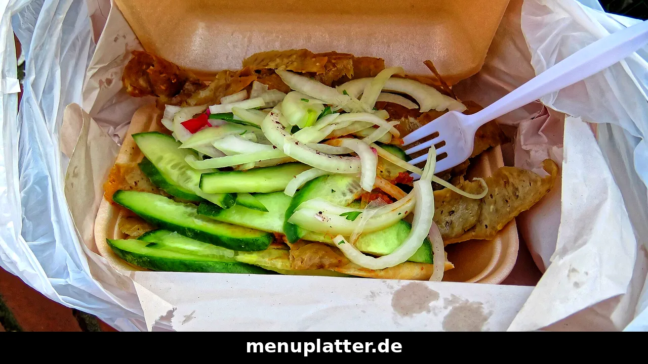 Haus des Döners Preise Dortmund mit Döner zum Mitnehmen, Pommes frites und Salat in der Box
