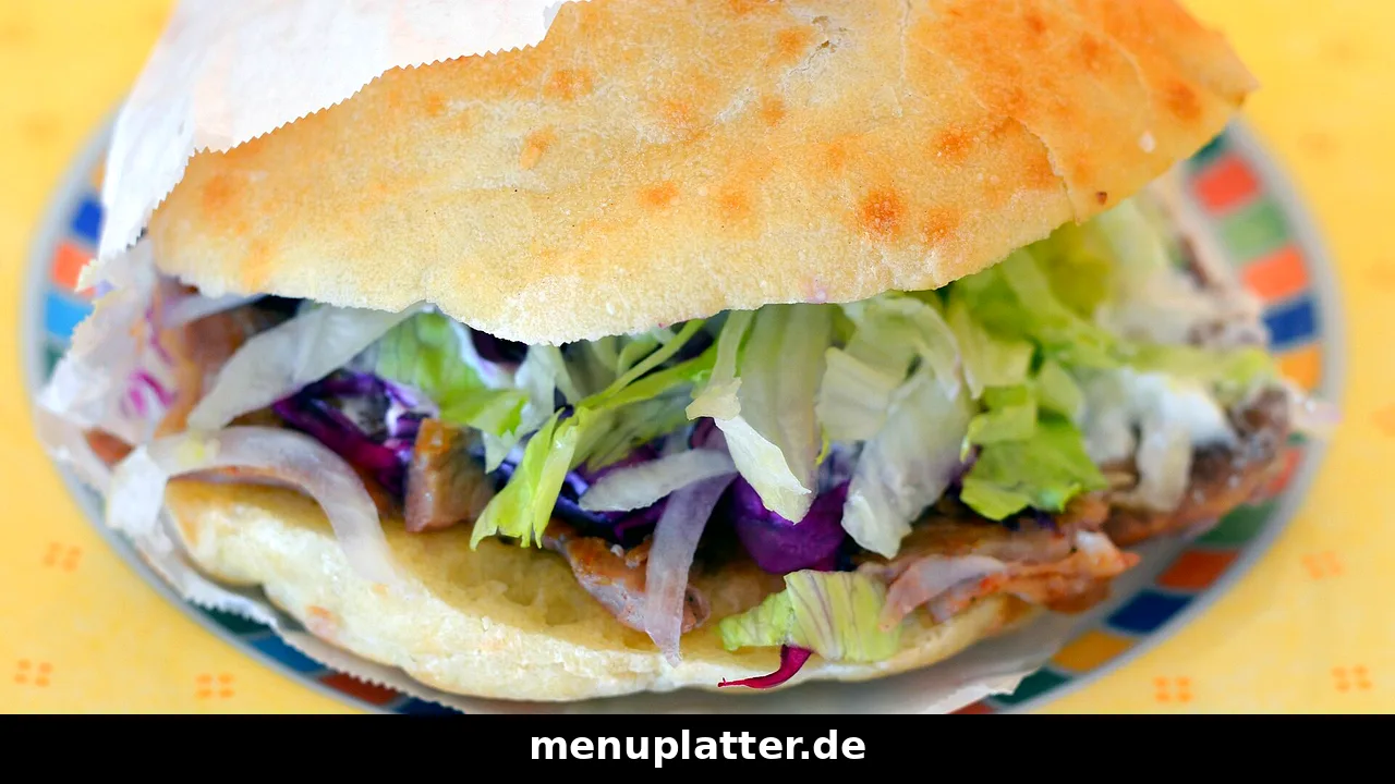 Haus des Döners Preise Hamburg mit Dönerteller, frischem Salat und Fladenbrot auf einem Tisch