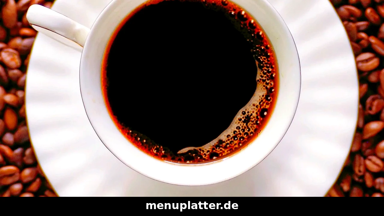 Kaffee Preise Deutschland mit einer Tasse schwarzem Kaffee von oben, umgeben von gerösteten Kaffeebohnen