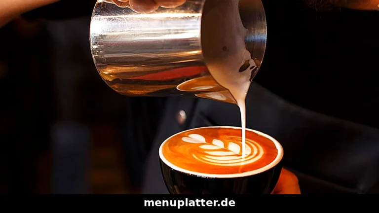 Kaffee Preise Dresden mit Cappuccino und einem Stück Eierschecke in einem Café nahe der Frauenkirche