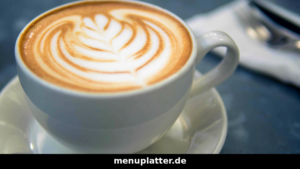 Kaffee Preise Freiburg mit einer Tasse Cappuccino mit Latte Art