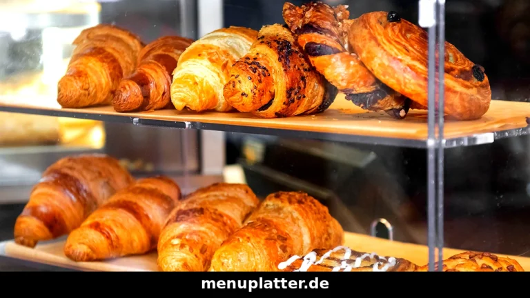 Kamps Angebote mit Adventskalender-Flyer, belegten Brötchen, Wuppis und Kaffee in einer Bäckerei