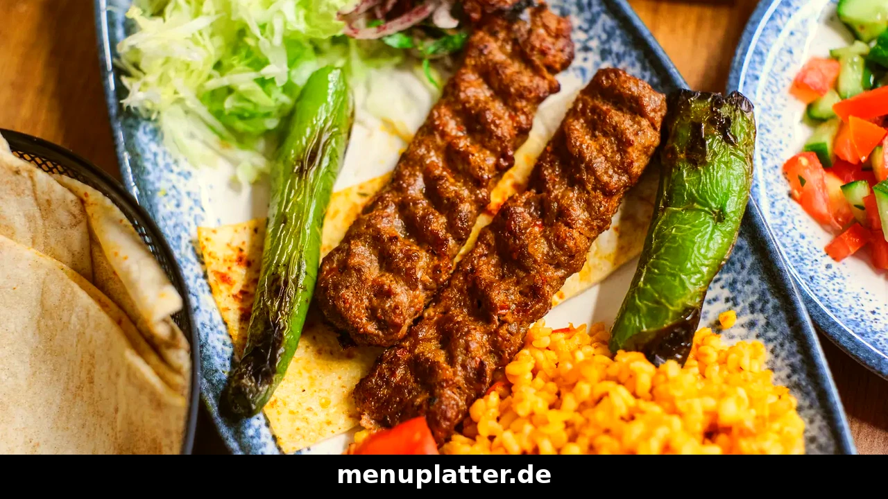 Krispy Kebab Preise mit Adana-Teller, Bulgur, gegrillter Peperoni, Fladenbrot und frischem Salat