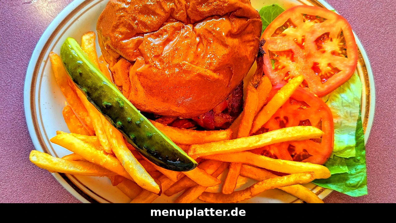 McDonald's Preise Frankfurt mit Big Mac, Pommes frites und Softdrink auf einem Tablett