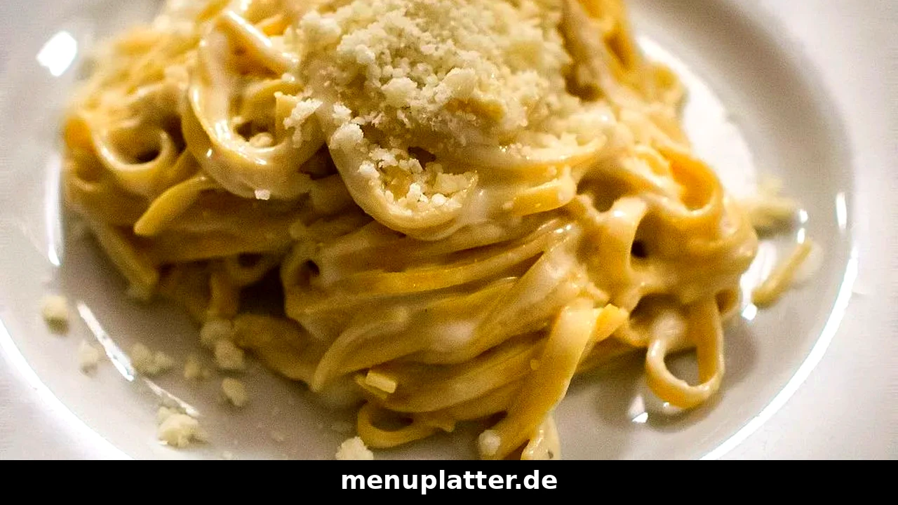 Mittagsmenü Preise Deutschland mit cremigen Tagliatelle, Parmesan und weißem Teller im Restaurant