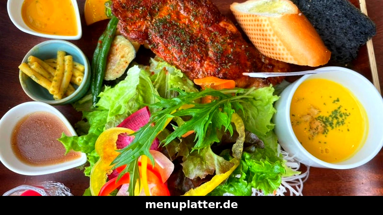 Mittagsmenü Preise Düsseldorf mit Mittagsteller, frischem Salat und Getränk auf einem hellen Restauranttisch in Düsseldorf