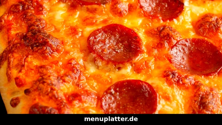 Pizza Hut Preise Köln mit Pan Pizza, Cheezy Crust und Chicken Wings auf einem Tisch an der Schildergasse