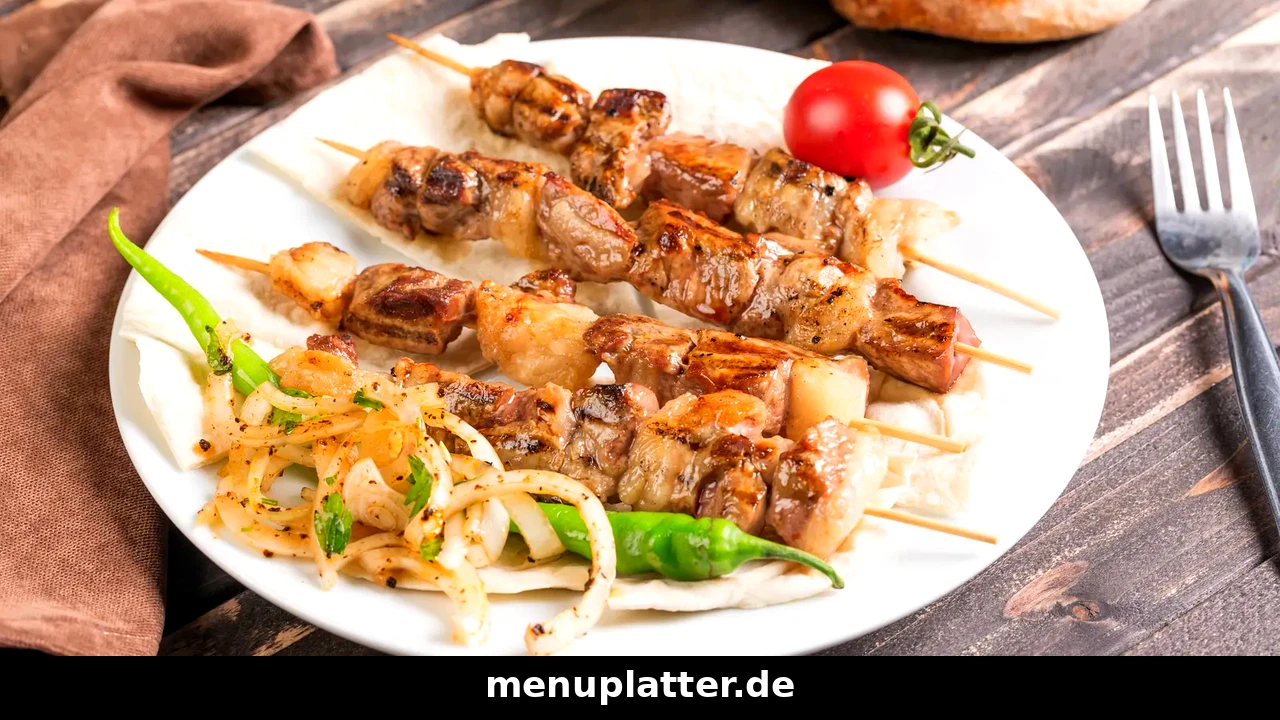 Rüyam Gemüse Kebab Preise mit Grillspießen auf Fladenbrot, Zwiebelsalat, Peperoni und frischer Tomate