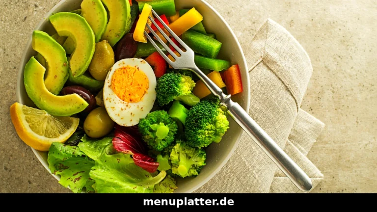 Salat Bowl Preise Düsseldorf mit frischer Lachs-Avocado-Bowl, buntem Gemüse und Quinoa in einer Düsseldorfer Bowl-Bar