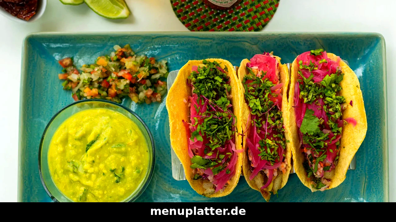 Sausalitos Speisekarte Preise mit drei Tacos, eingelegten roten Zwiebeln, Koriander, Salsa und Guacamole