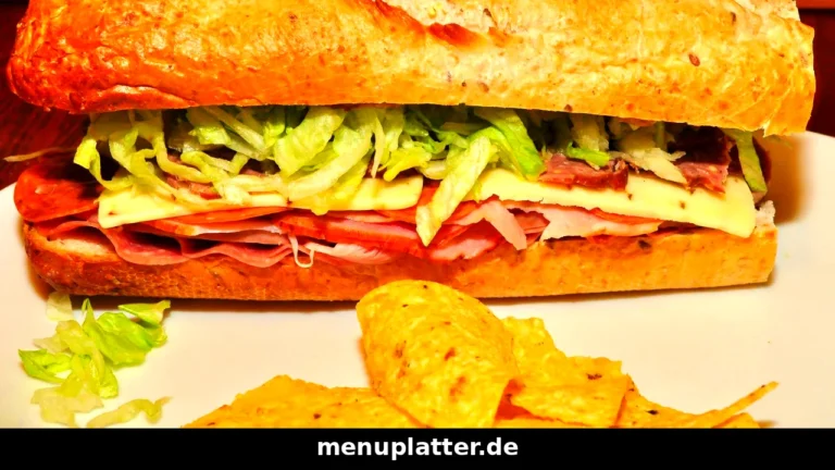 Subway Preise Berlin mit frisch belegtem Sub, Chips und Salat auf einem Teller