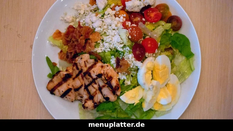 Subway Preise Freiburg mit frischem Hähnchen-Salat, Ei und Tomaten auf dem Teller