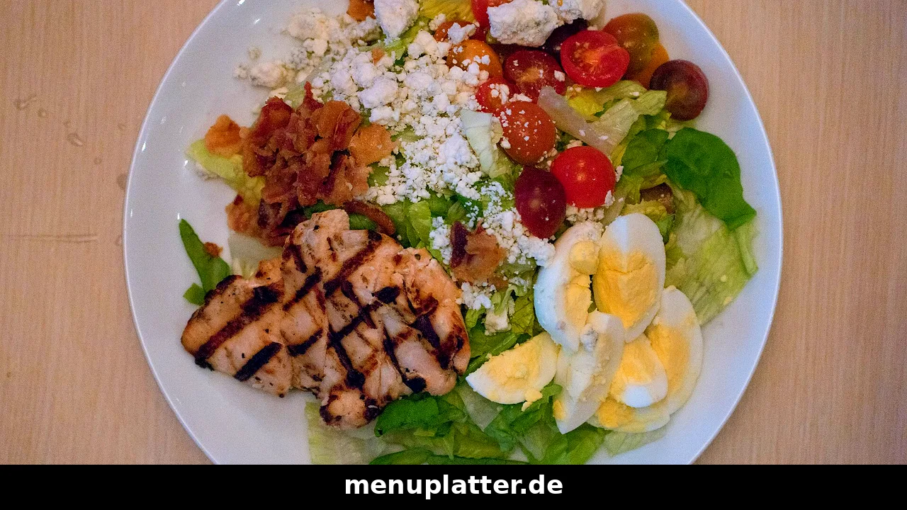 Subway Preise Freiburg mit frischem Hähnchen-Salat, Ei und Tomaten auf dem Teller