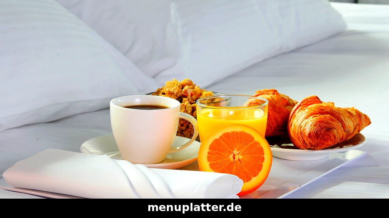 Tank & Rast Preise mit Frühstückstablett, Kaffee, Orangensaft, Müsli und Croissants auf Reisen